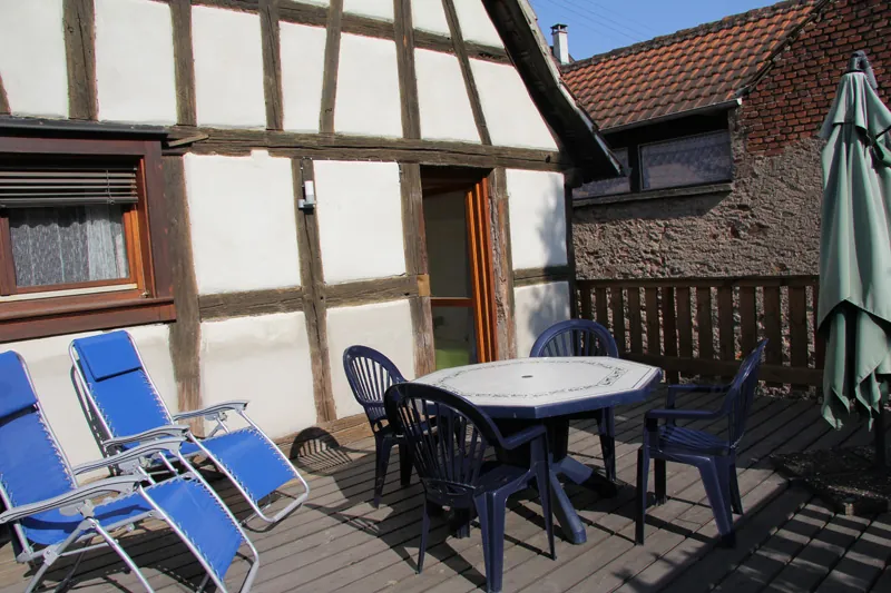 Südterrasse mit Gartenmöbeln