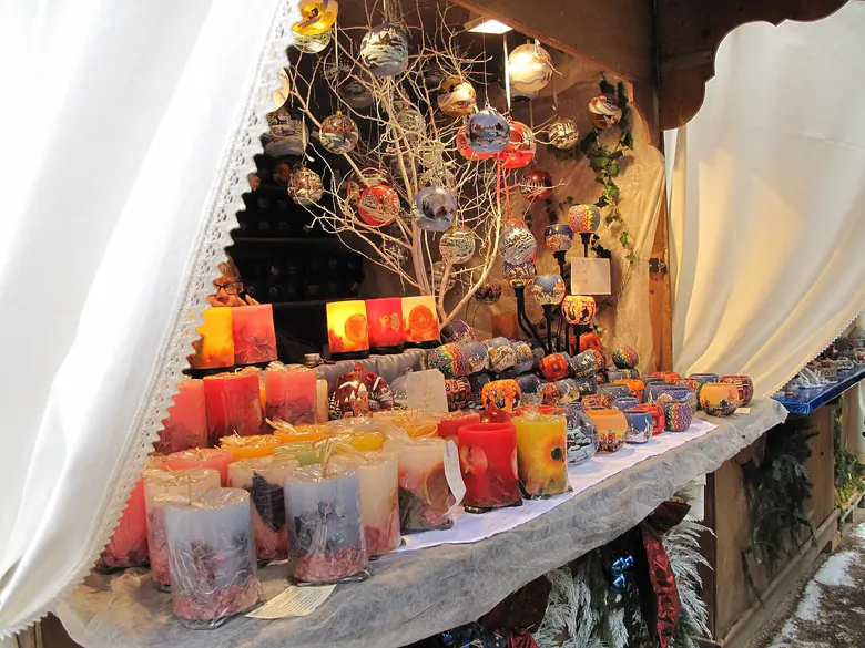 Caseta de mercado navideño alsaciano decorada con velas