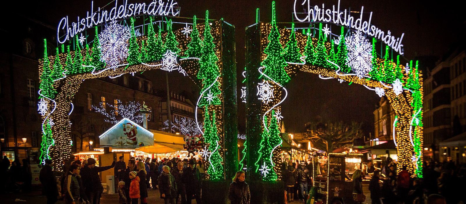 Beleuchteter Eingang des Christkindelsmärik, des Straßburger Weihnachtsmarkts