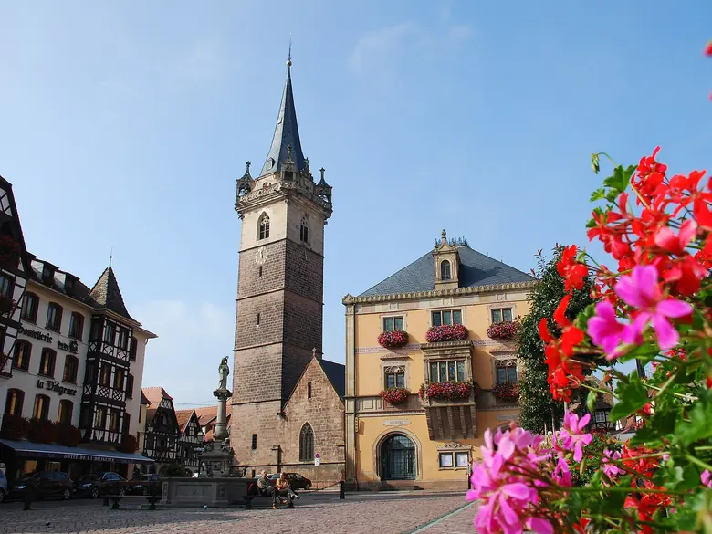 Plaza del mercado de Obernai, con su campanario y sus casas con entramado de madera